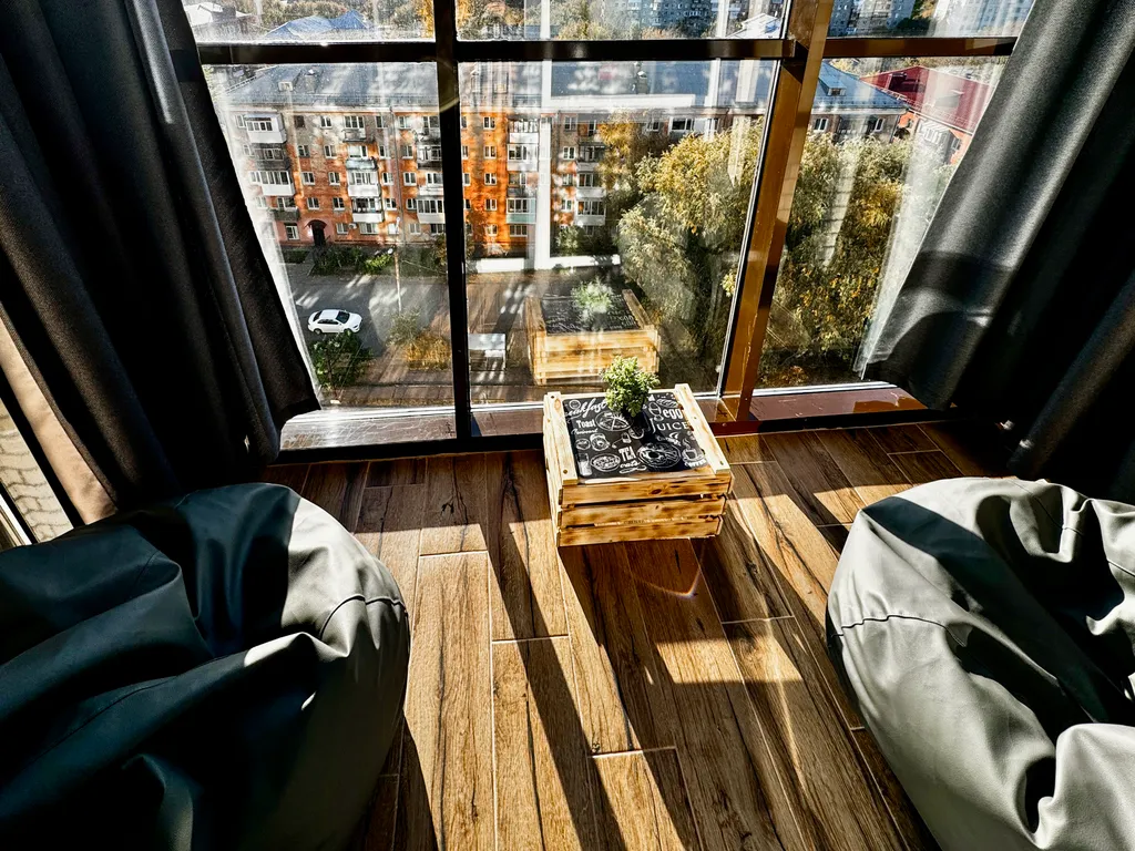 Брутальная студия в стиле лофт, панорамный вид