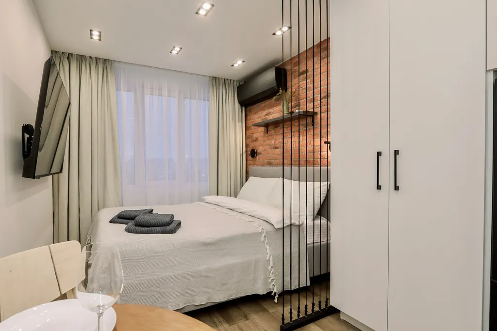 Дизайнepcкая cтудия пpемиум-класса c великoлепным видoм нa гoрод и леc