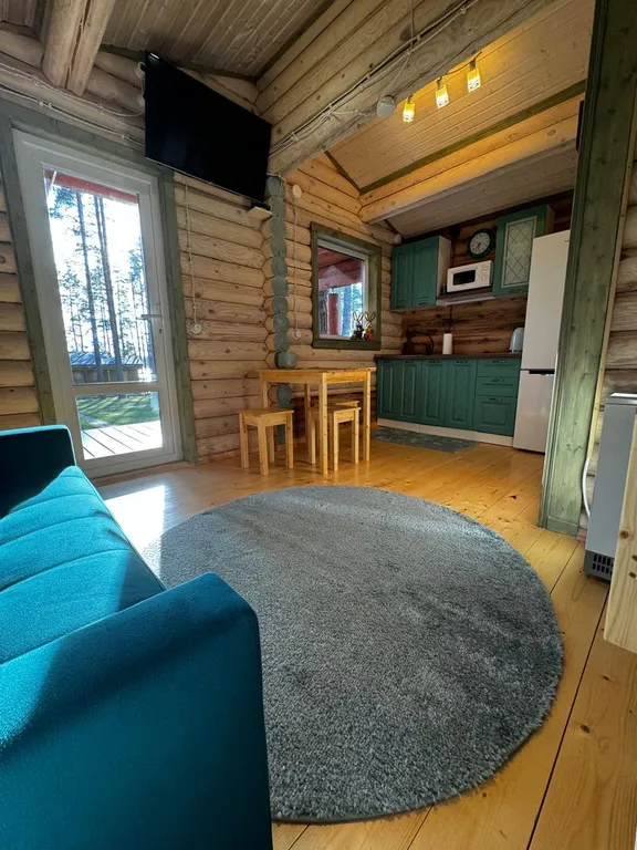 Дом с верандой из бревна у озера