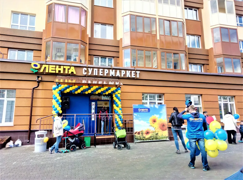 Уютная студия Мегаполис с большими окнами и плотными шторами