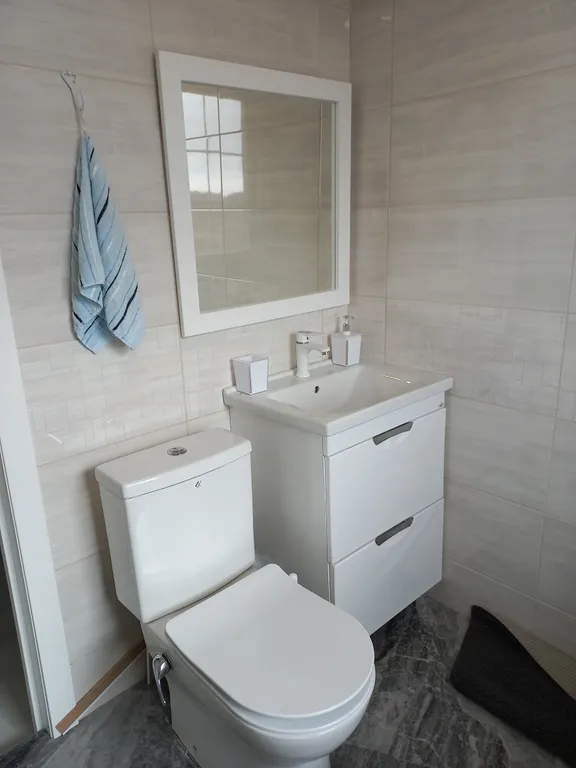 Дом с видом на море и отдельно стоящей баней.