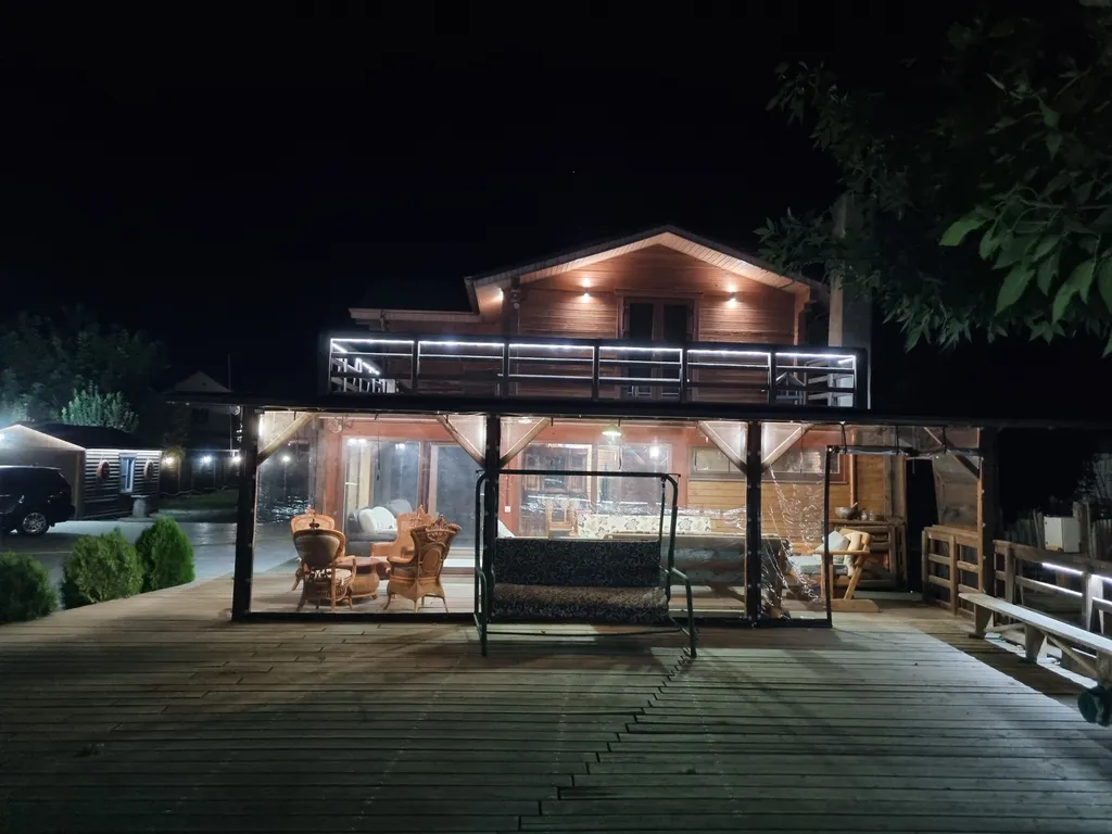 Уютный дом на берегу реки