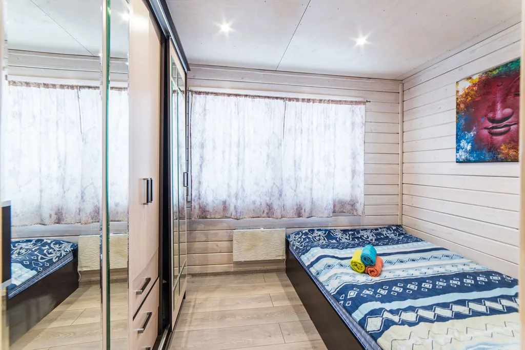 Уютный коттедж с панорамными окнами на берегу озера