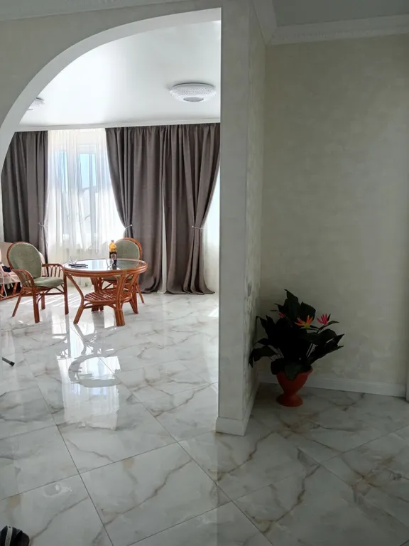 Шикарная огромная квартира с видом на море