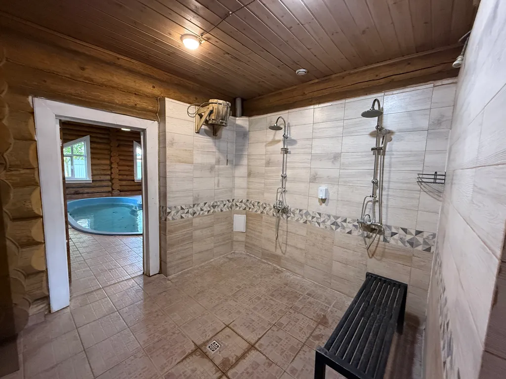 Бревенчатый коттедж с баней и бассейном