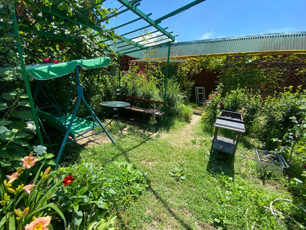 Тихий домик в цветущем саду