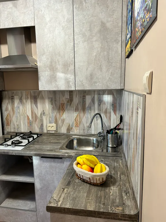 Уютная двухкомнатная квартира в тихом районе с дизайнерским ремонтом