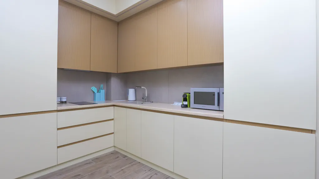 Современная студио с неповторимым дизайном