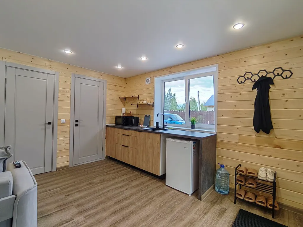 Уединенный домик возле леса