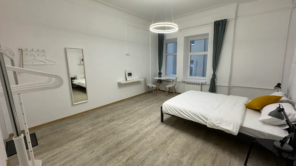 Большая и уютная комната у Московского Кремля