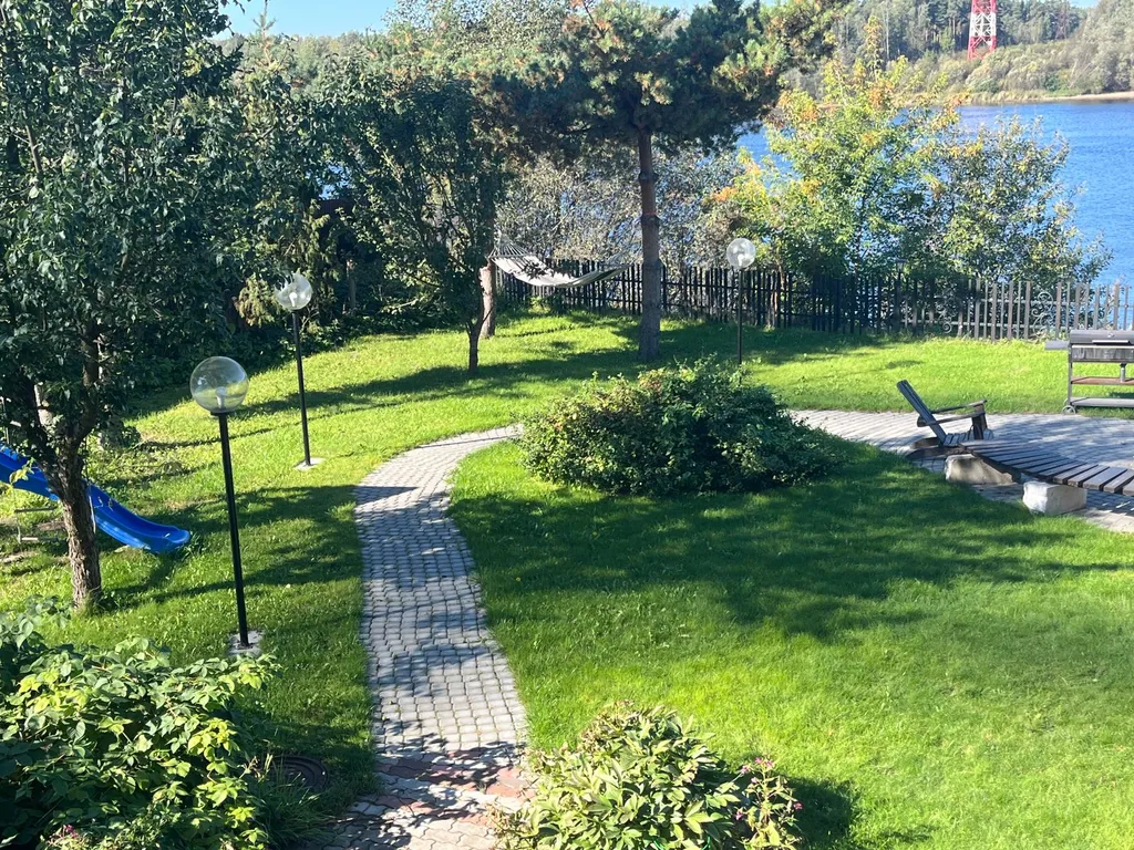 Коттедж на берегу Невы с lounge в гараже