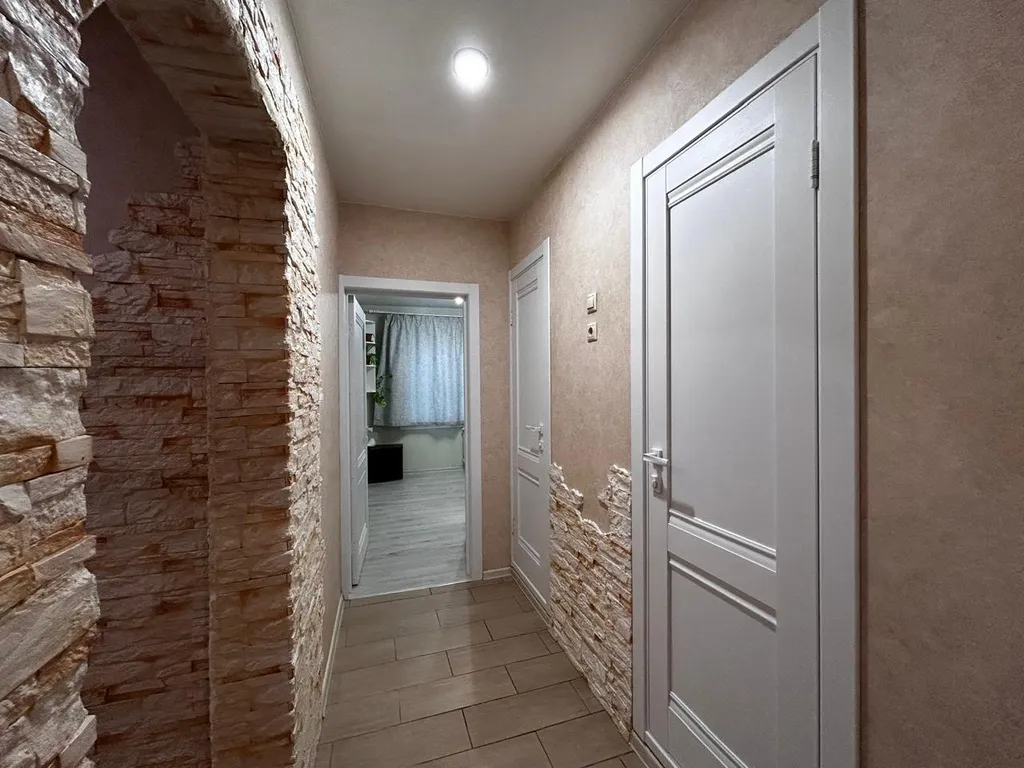 Современная трехкомнатная квартира с большой кухней