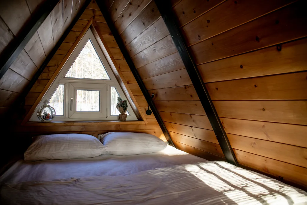 Уютный домик Красный A-Frame с террасой