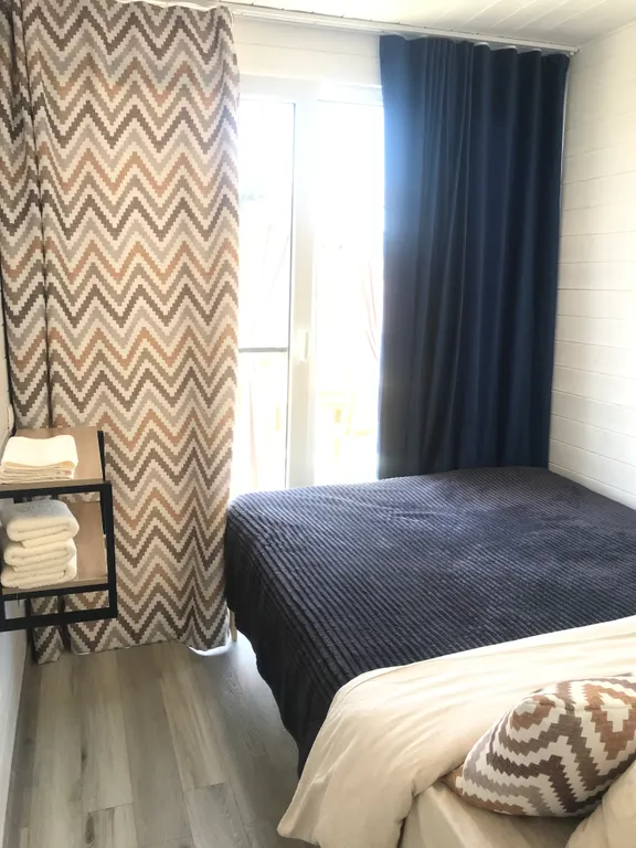 Дом возле озера с 2 террасами и отдельной спальней