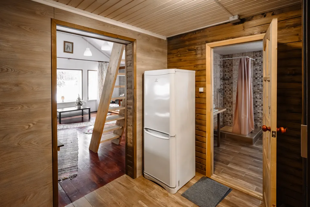 Загородный дом в лесу вблизи залива