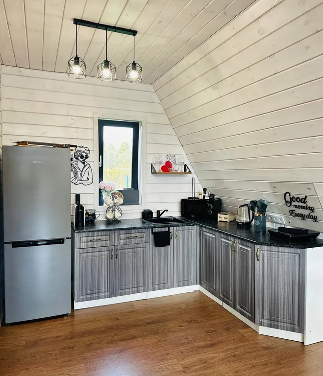 А-фрейм на берегу озера