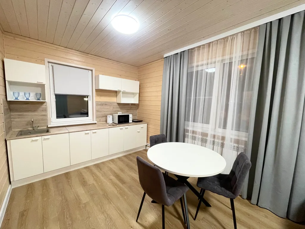 Студия на берегу озера рядом с сосновым бором