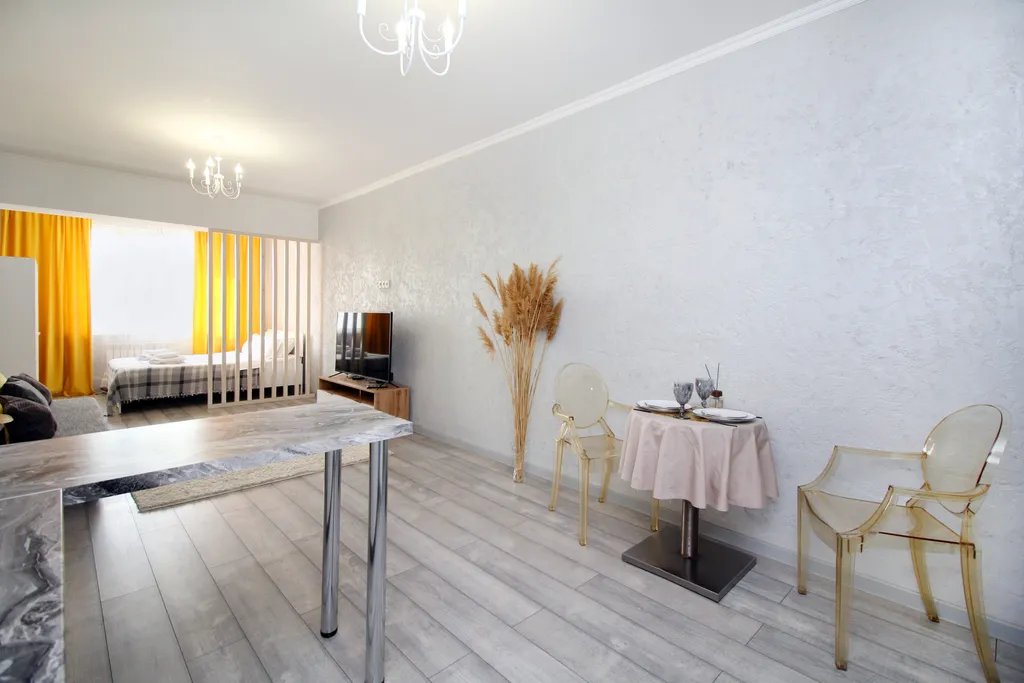 Квартира Студия, центр, с ярким акцентом — Алматы