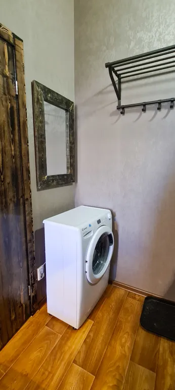 Красная студия возле Солнечного