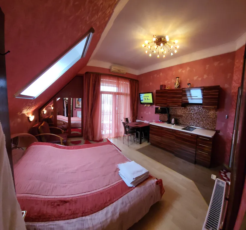 Шикарный трехкомнатный апартамент с кухней и балконом