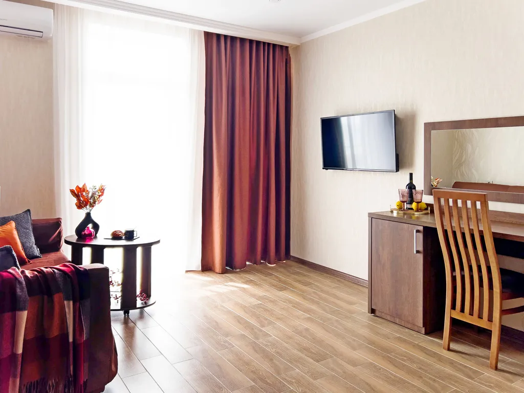 Номер двухкомнатный люкс с балконом у самого моря, с бассейном