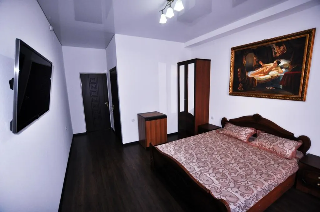 Номер с большой кроватью и собственной ванной комнатой