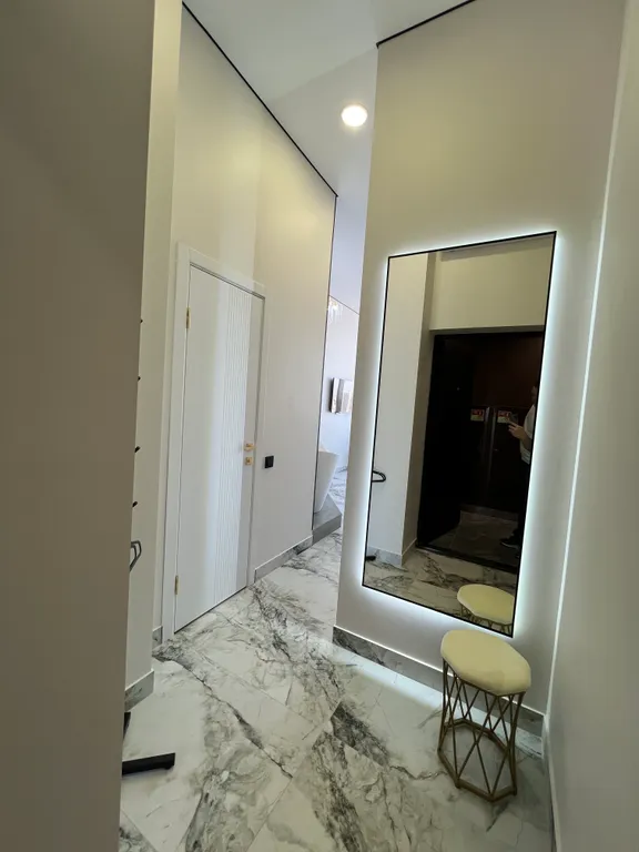 Шикарная студия с панорамой и красивой ванной