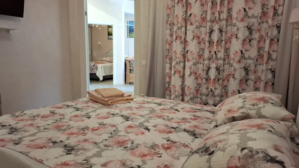 Уютный апартамент в центре с балконом и видом на горы лес