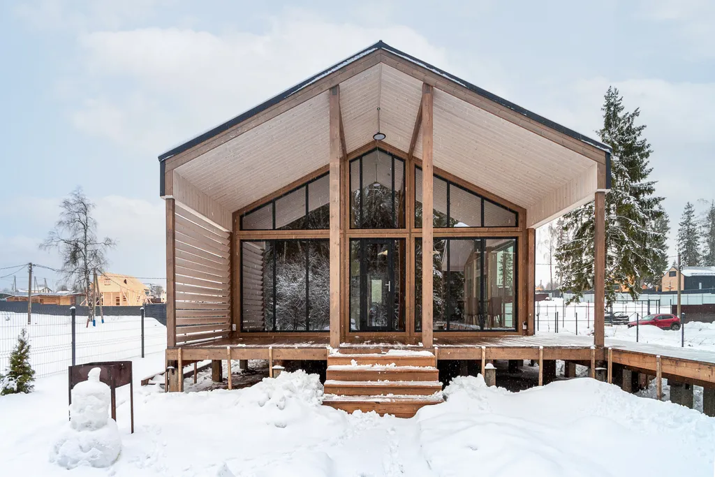 Уютный дом с панорамными окнами и видом на лес