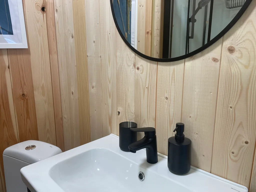 Уютный дом у леса