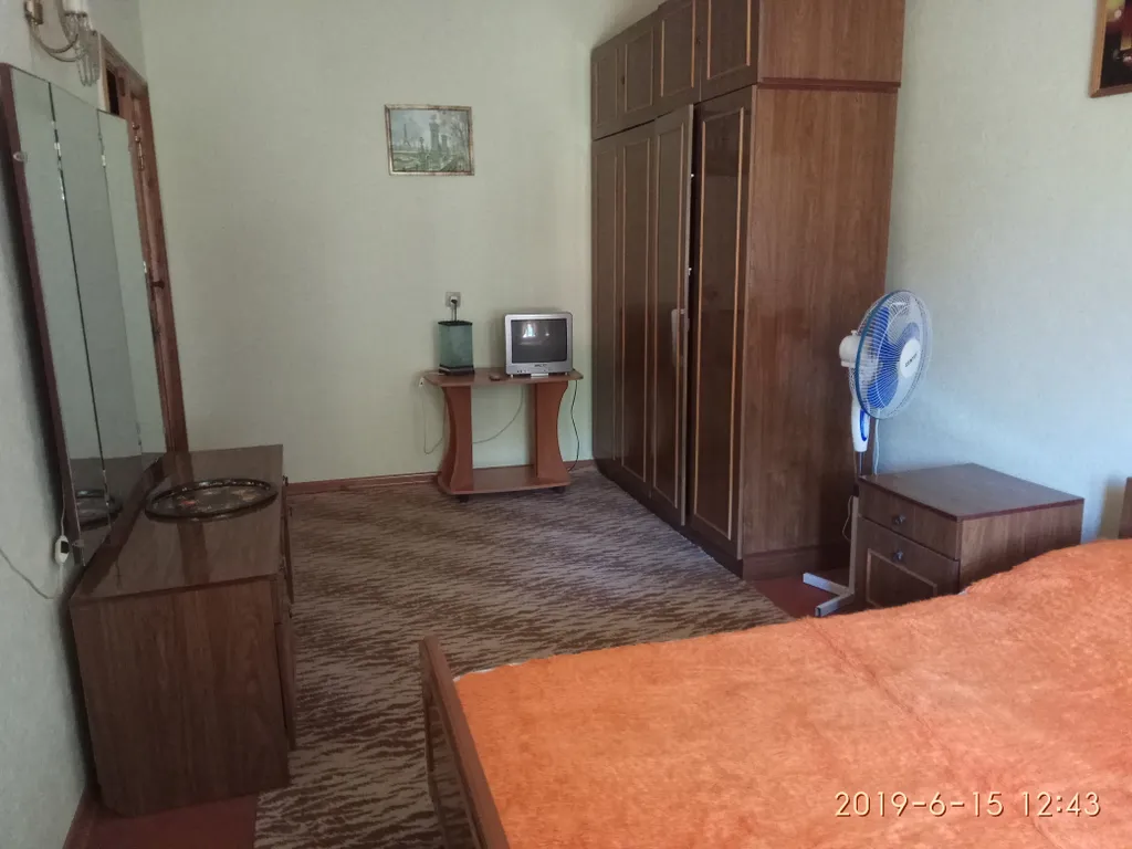 Светлая комната с видом на осенний сад