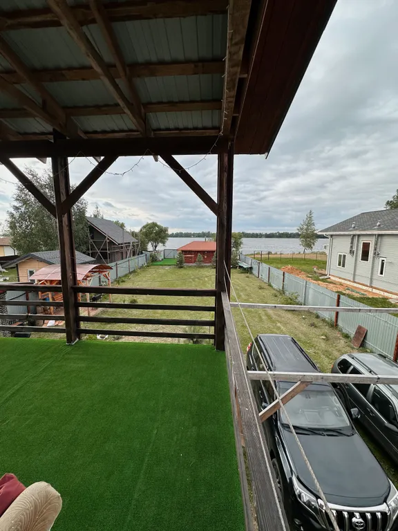 Двухэтажный дом на берегу реки Волга