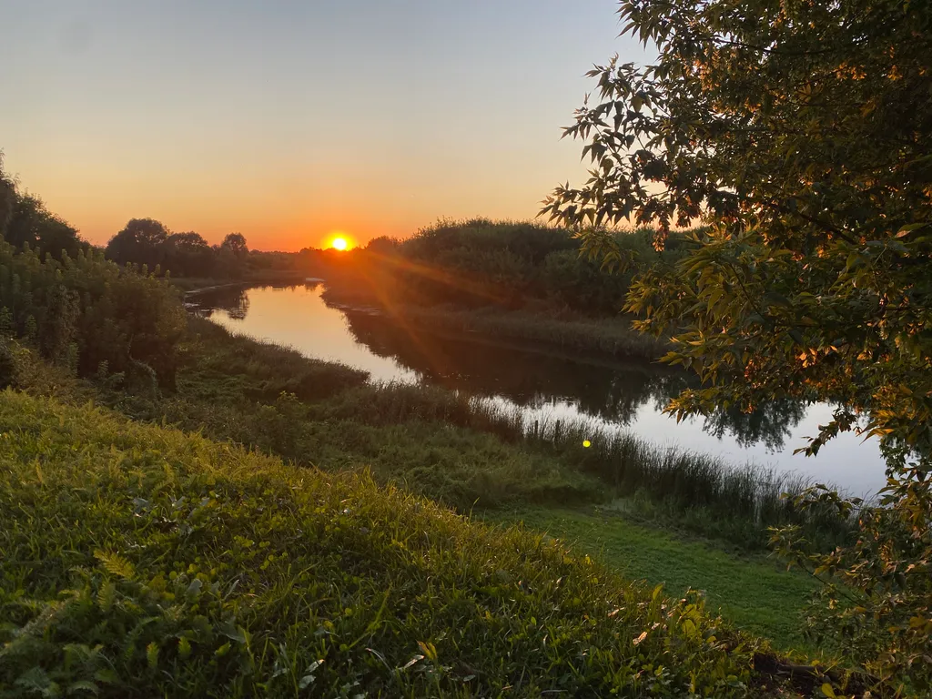 Дом и баня на берегу реки