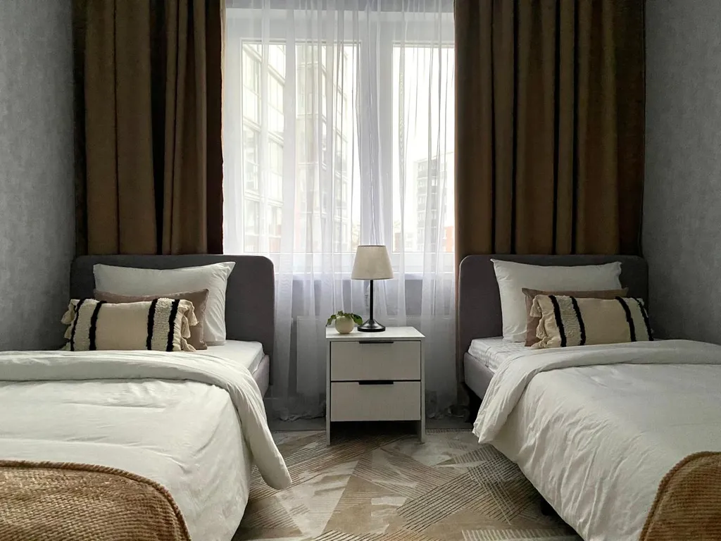 Трехкомнатная квартира Mocha Mousse недалеко от вокзала