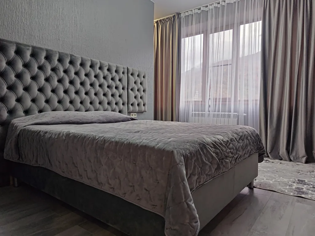 Большой апартамент в центре с панорамным видом на горы и балконом