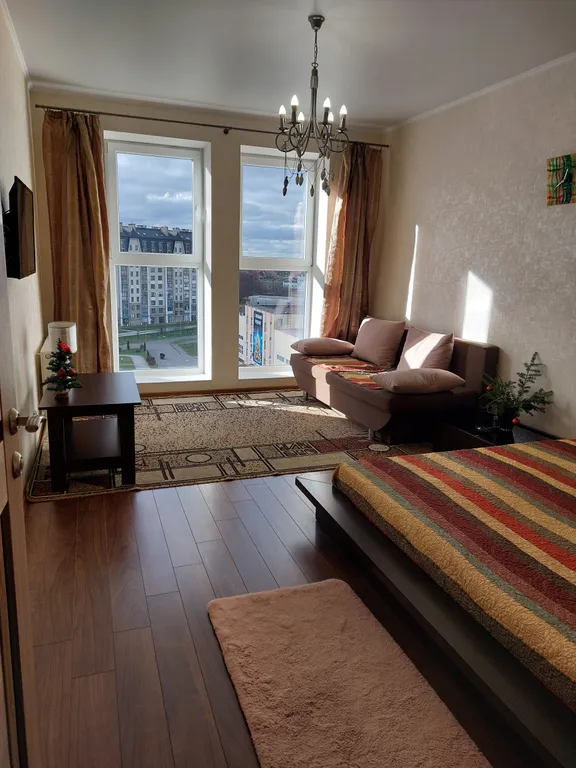 Уютная квартира с панорамными окнами в пол и красивым видом на парк