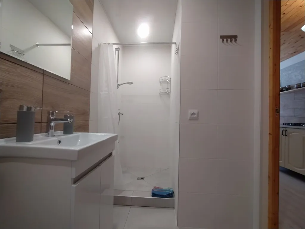 Дом через сосновый лес у Балтийского моря