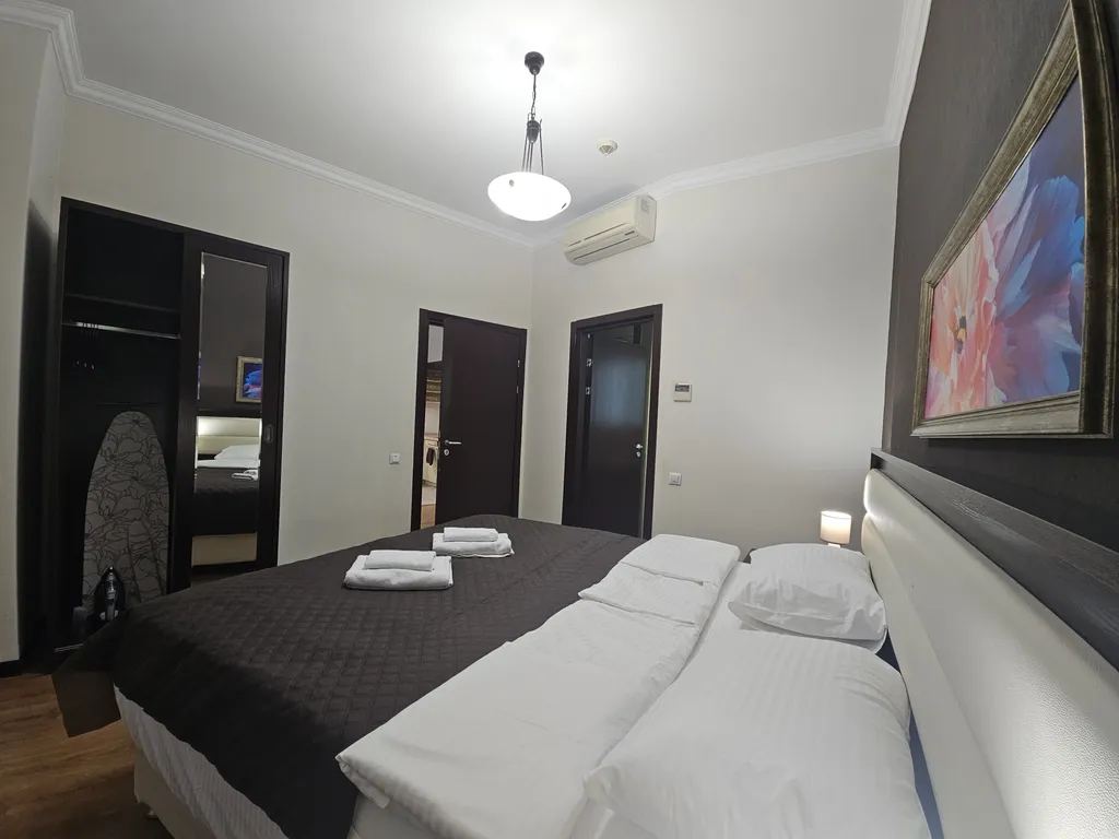 Апартаменты комфорт+ с 2 спальнями, балконом и с видом на горы и ярмарку