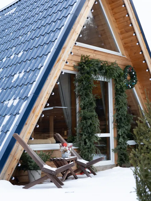 Уютный треугольный дом в окружении леса