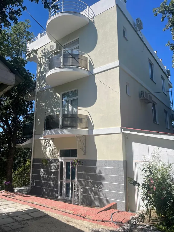 Улучшенная трёхместная студия с видом на море с балкона