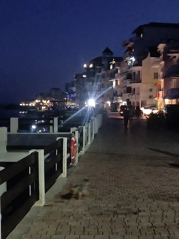 Уютная комната с видом на море