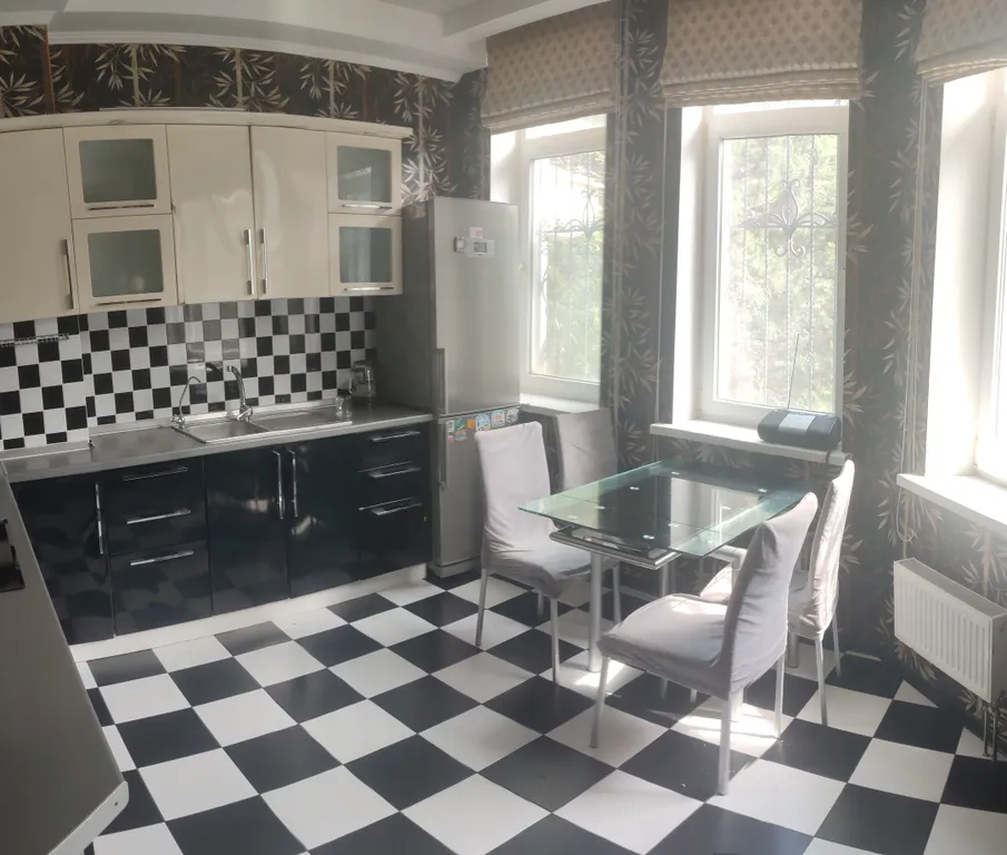 Уютный дом с бильярдом, видомом на горы и лес