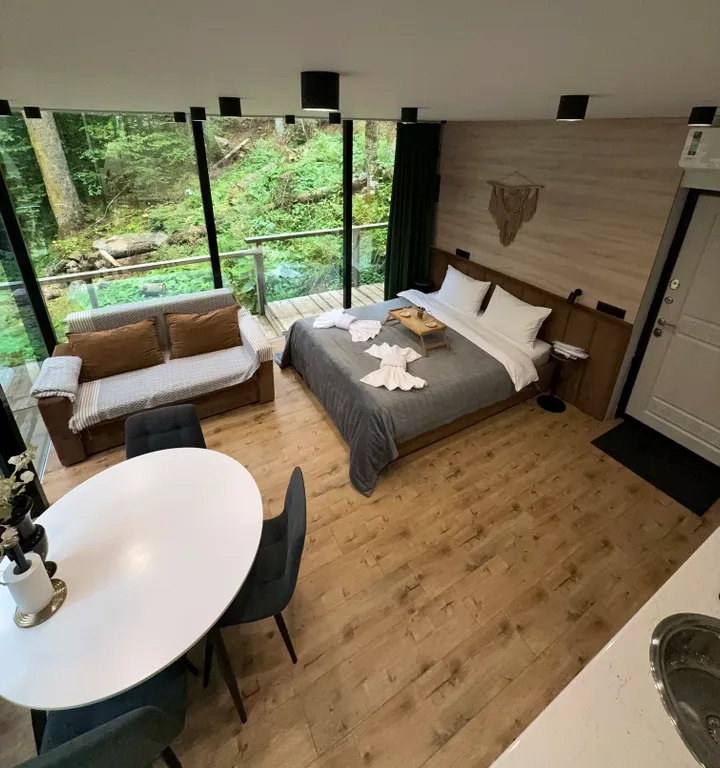 Стеклянный домик в сердце Домбая