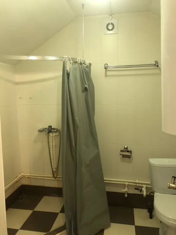 Уютный загородный дом с зоной барбекю и приватной территорией