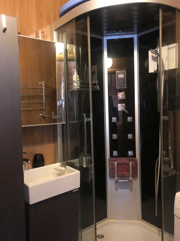 Дом с детской площадкой и видом на озеро