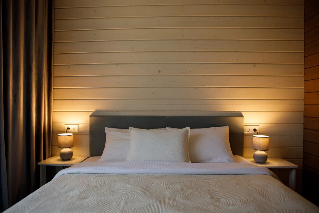 Дом с сауной и горячим чаном на участке с соснами