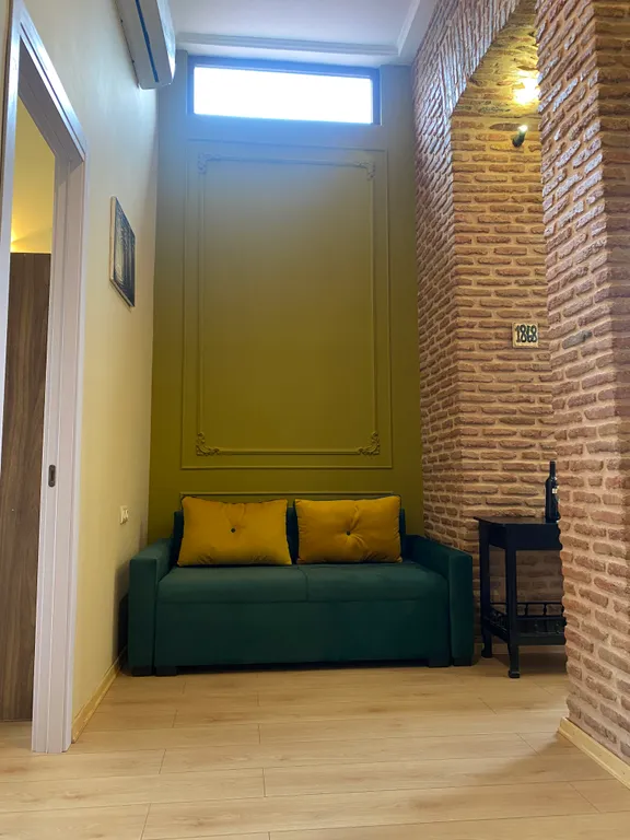 Апартаменты с двумя спальнями с историческим интерьером центр Тбилиси