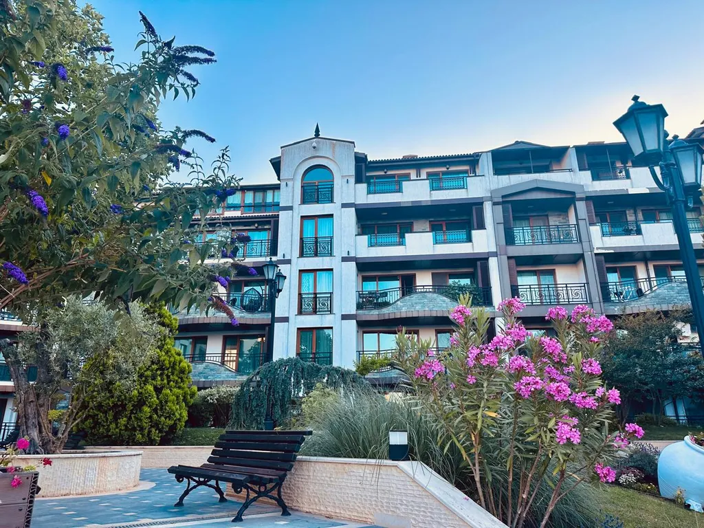 Трёхкомнатная квартира у пляжа, вид на море из всех комнат, два бассейна