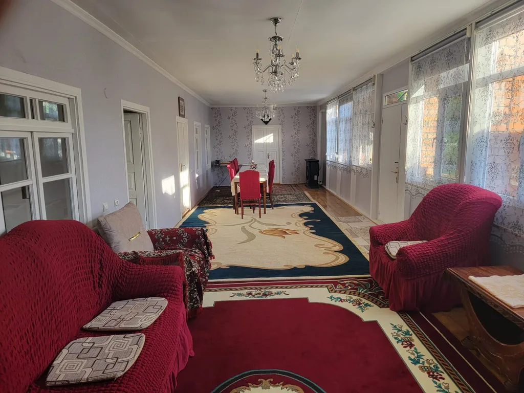 Вилла с садом и видом на горы