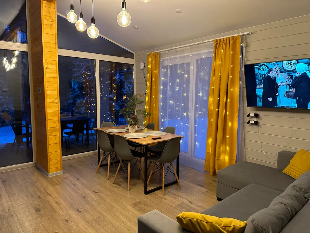 Дом с панорамными окнами в лес